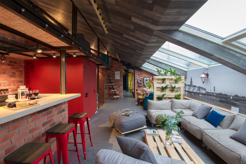 Лофт в мансарде: креативная петербургская квартира с баром-террасой