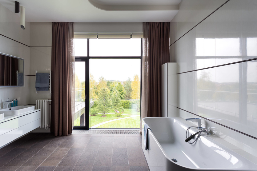 Дизайн ванной комнаты с окном: 60 современных решений + советы