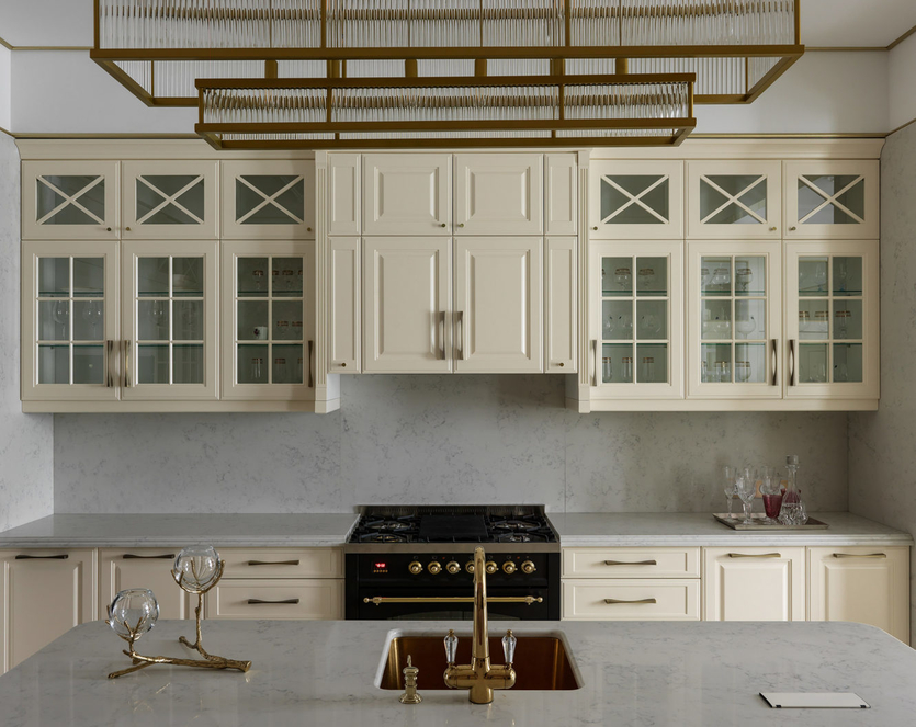 ​Белая кухня в интерьере: 50 примеров + полезные советы