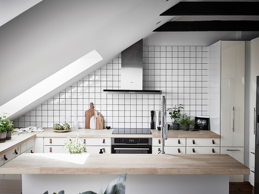 ​Белая кухня в интерьере: 50 примеров + полезные советы