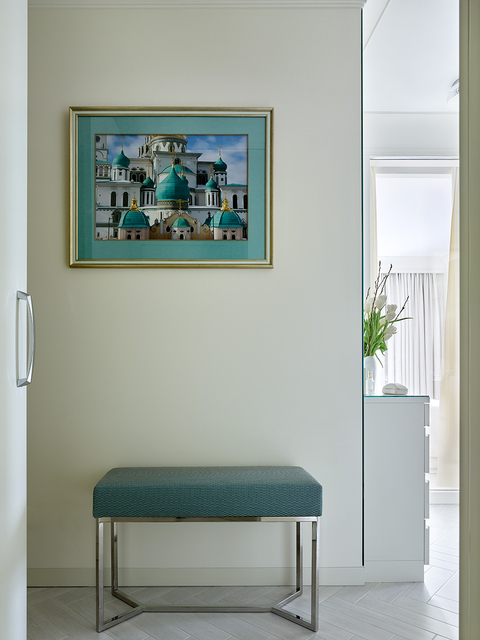 Квартира 64 кв. м в Истре: минималистичный интерьер с винтажными люстрами и панорамным видом