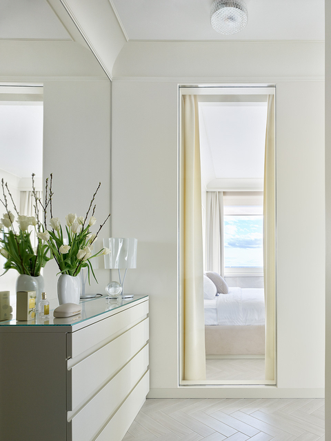 Квартира 64 кв. м в Истре: минималистичный интерьер с винтажными люстрами и панорамным видом