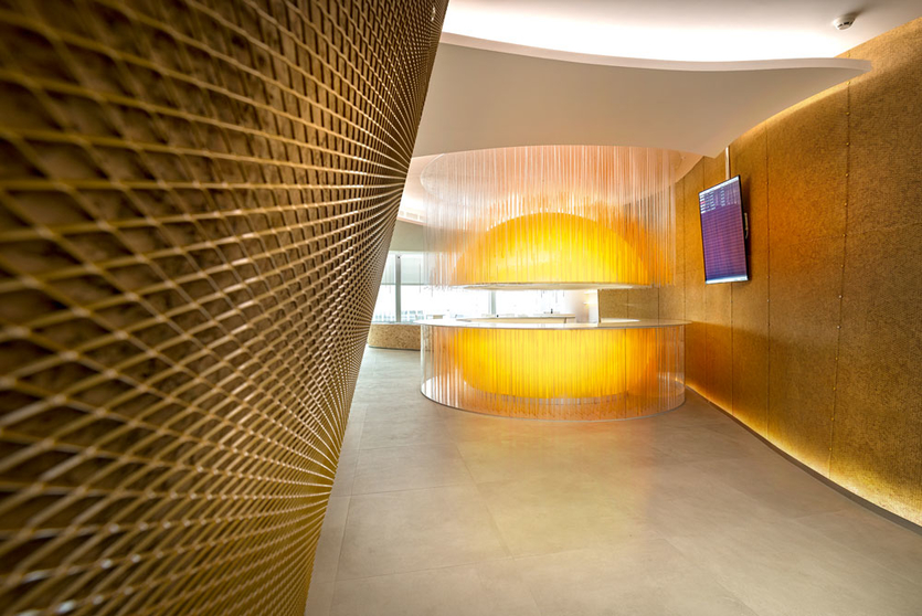Ресепшен в виде солнца и стены, имитирующие реку: новый бизнес-зал аэропорта «Платов»