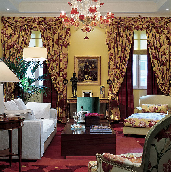 цвета которые смотрятся богато на одежде. красивые спальни. зона с креслами в гостиной. интерьер который смотрится дорого. спальня с ковролином.