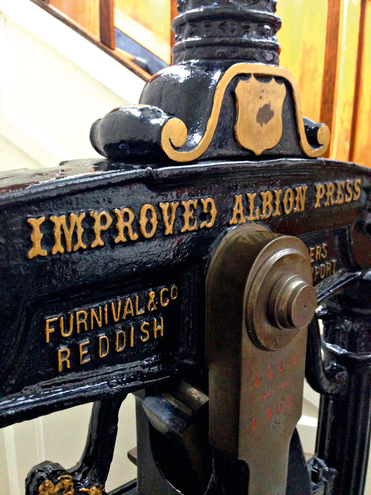 Тайны печати: как создают обои на старинной английской фабрике