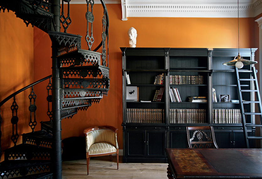 Квартира на Крюковом канале: интерьер в чёрно-оранжевой гамме