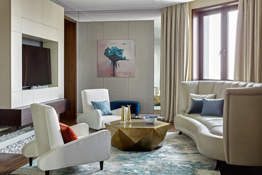 Элегантная квартира, наполненная современной живописью и оригинальными решениями