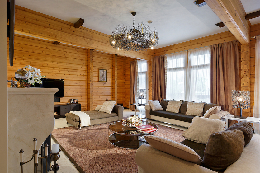 Интерьер деревянного дома, наполненный уютом и теплом