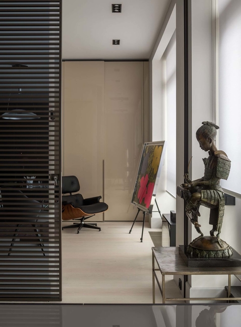 Интерьер квартиры-студии на Арбате: минимализм и современное искусство
