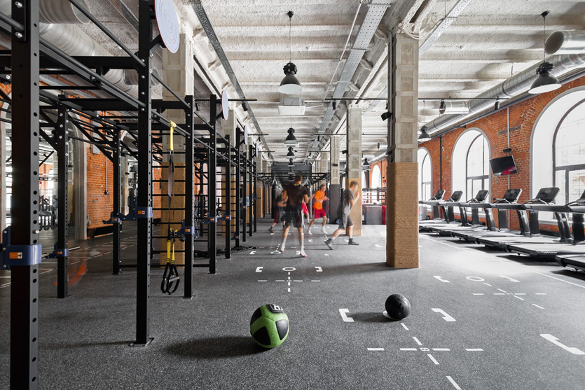 Фитнес-клуб в индустриальном стиле: интерьер спортивного центра на Трёхгорной мануфактуре