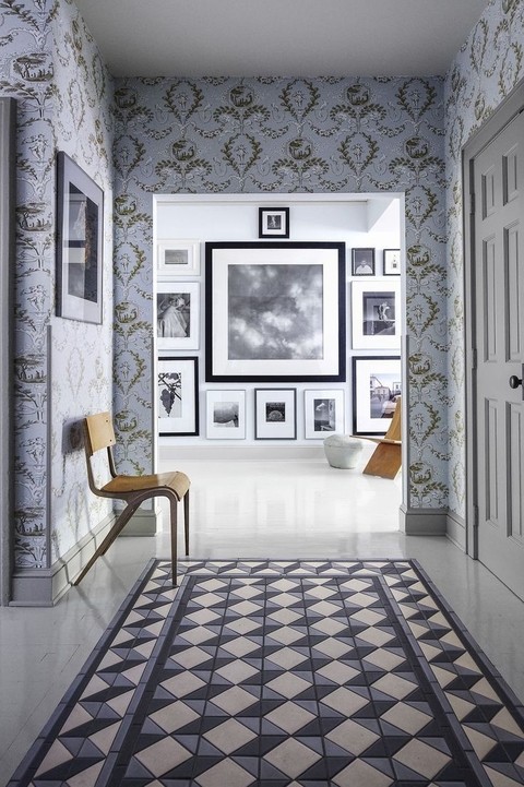 Дизайн узкого коридора в квартире: 40 фото и 20 советов по оформлению