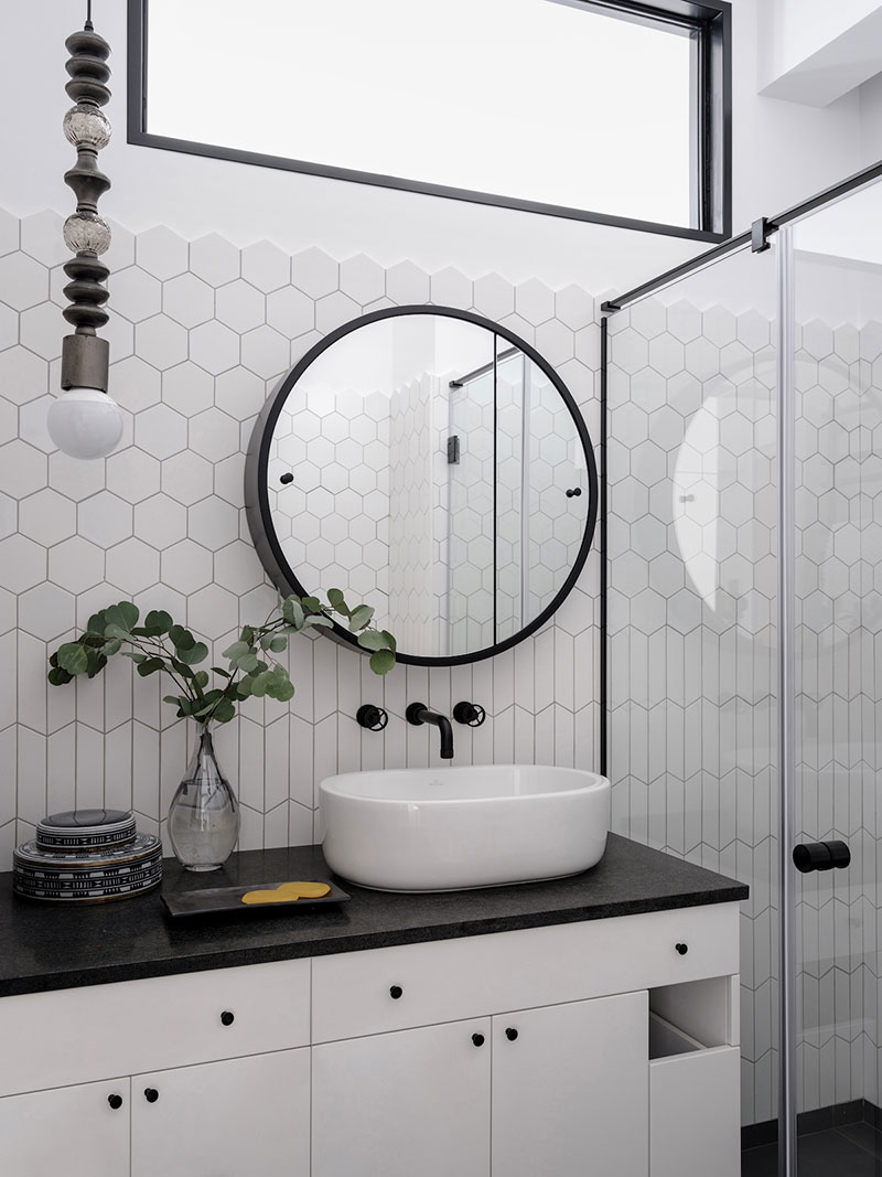 Белая плитка в интерьере ванной комнаты: 50 примеров