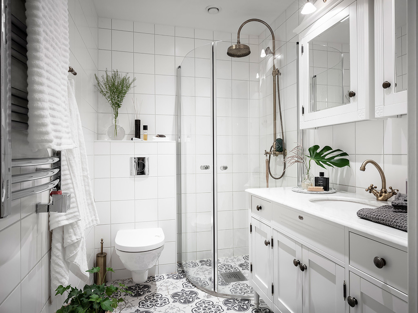 Белая плитка в ванной комнате: 25 примеров