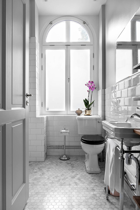 Белая плитка в интерьере ванной: 55 фото + советы по выбору и оформлению