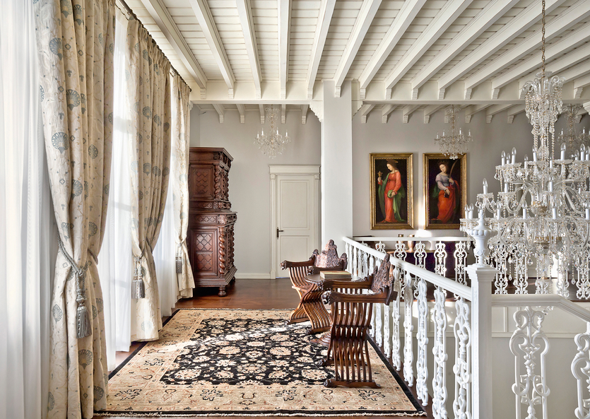 Старинная живопись, средневековая мебель: комфортный жилой дом в Подмосковье