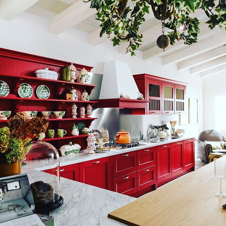 Дизайн интерьера красной кухни