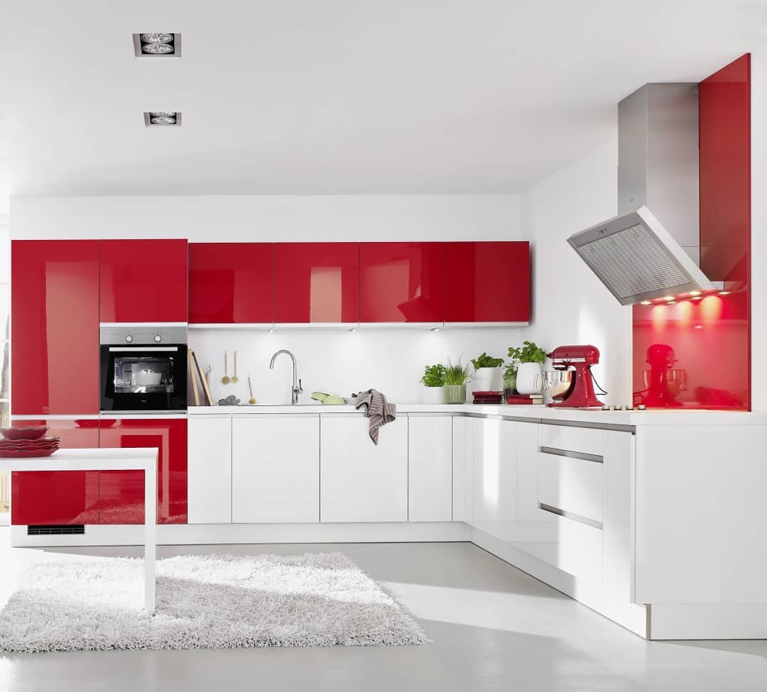 Дизайн кухни с красным гарнитуром (75 фото)