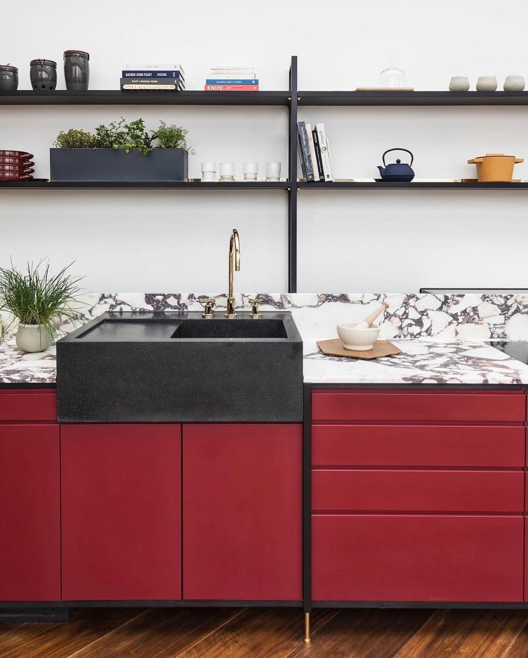 Красная кухня в интерьере с фото - идеи дизайна кухонного гарнитура в красных тонах