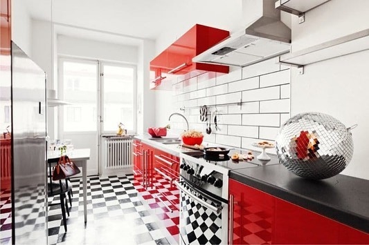 Дизайн красной кухни: за и против, советы по оформлению и 70+ фото для вдохновения