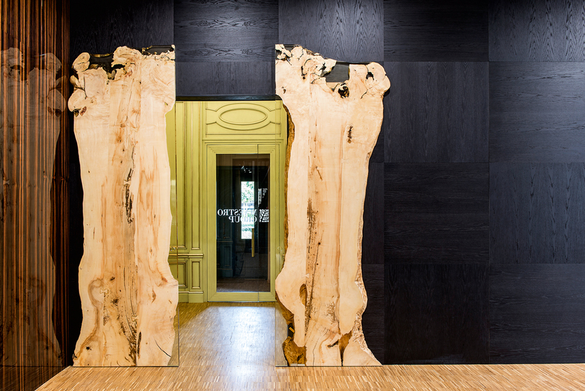 Интерьер шоу-рума: деревянные элементы интерьера в изысканном антураже
