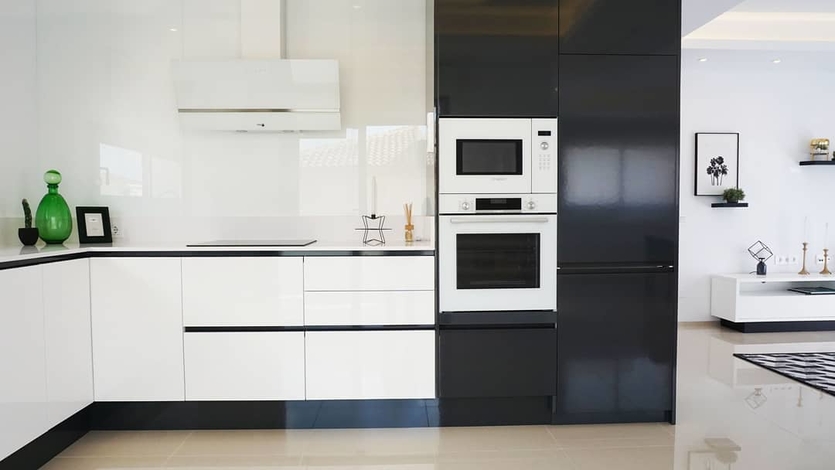 Черно-белые кухни: 101 фото в интерьере, лучшие идеи оформления