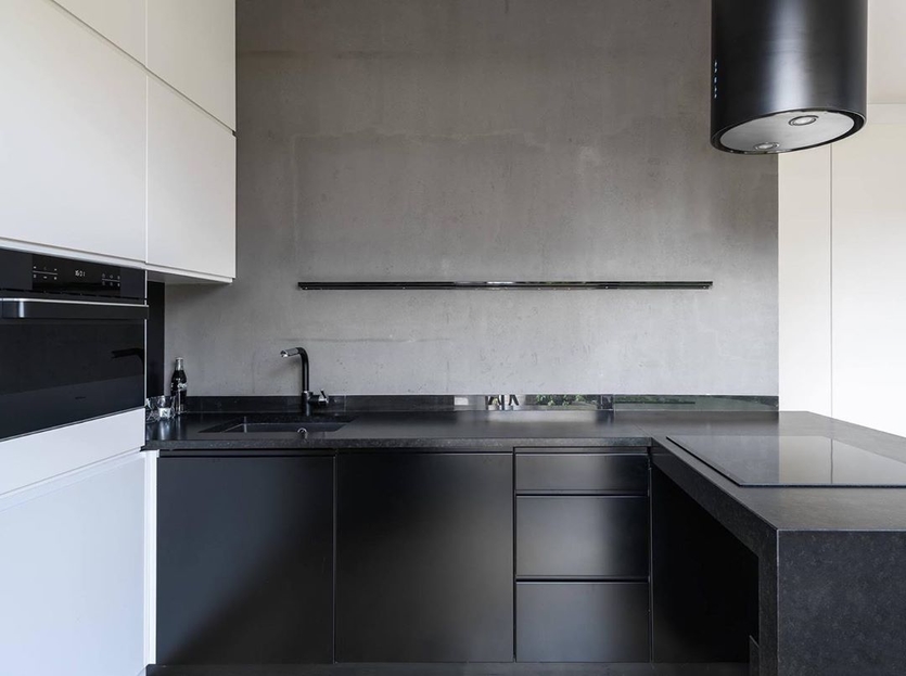 Черный холодильник в интерьере кухни (55 фото)