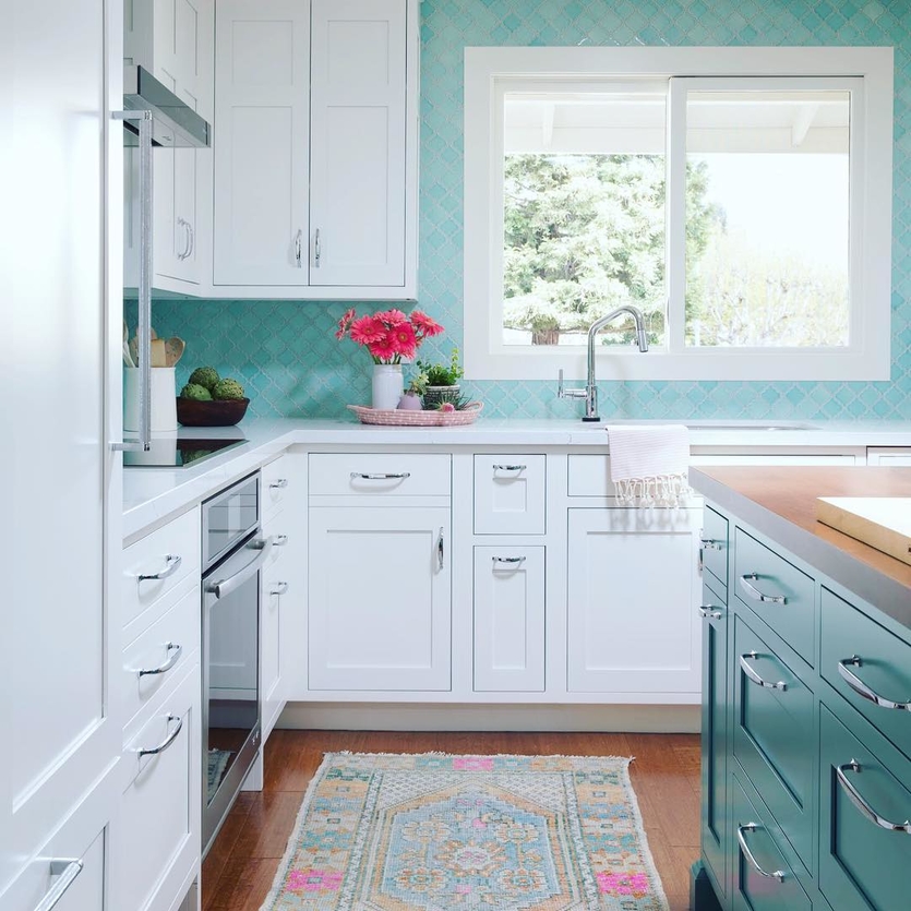 Бирюзовый цвет в интерьере кухни - 70 фото
