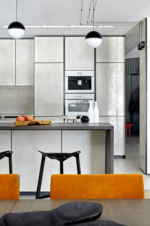 Семейный интерьер с просторной кухней-гостиной: квартира в новом ЖК