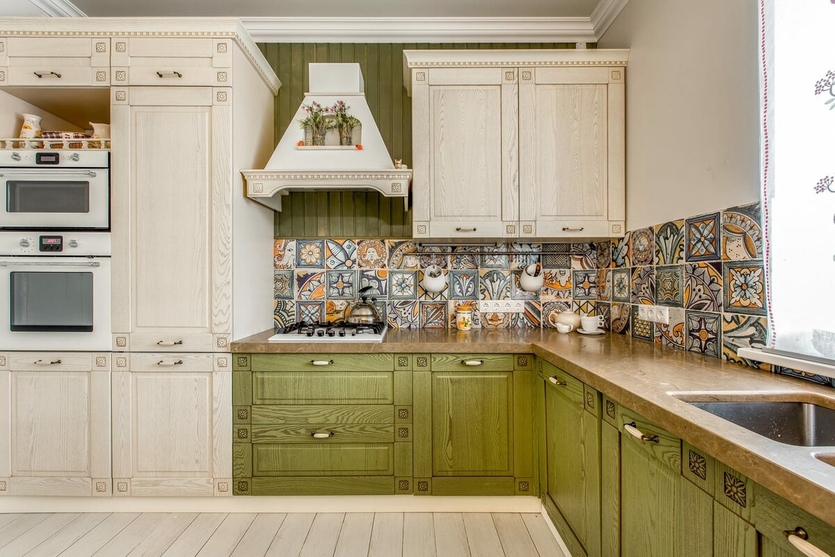 Маленькая кухня в деревенском стиле - 70 фото