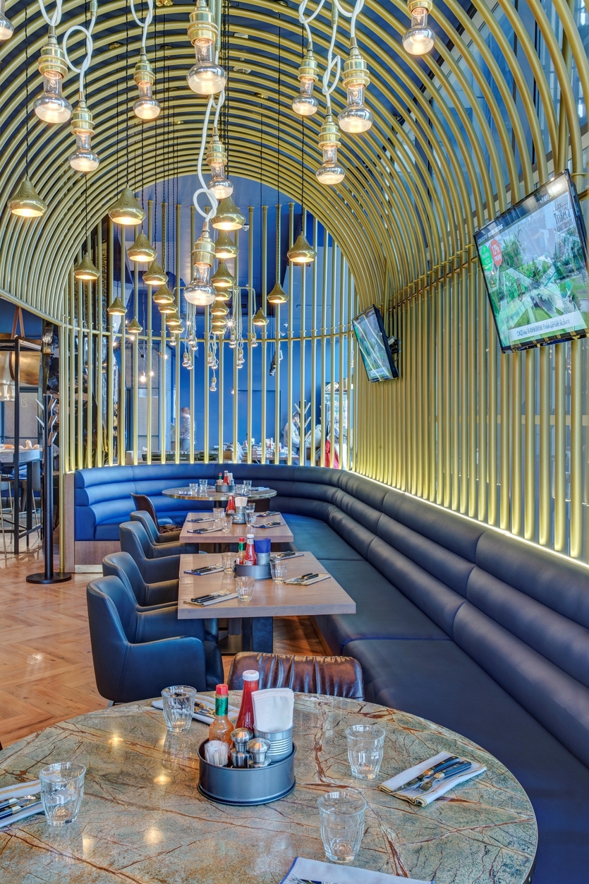 Ресторан Burger&Pizzetta: латунный носорог и серый бетон