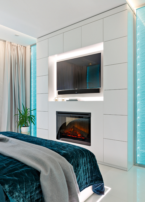 Квартира с белой мебелью, телевизором на потолке и скетч-панно в ванной