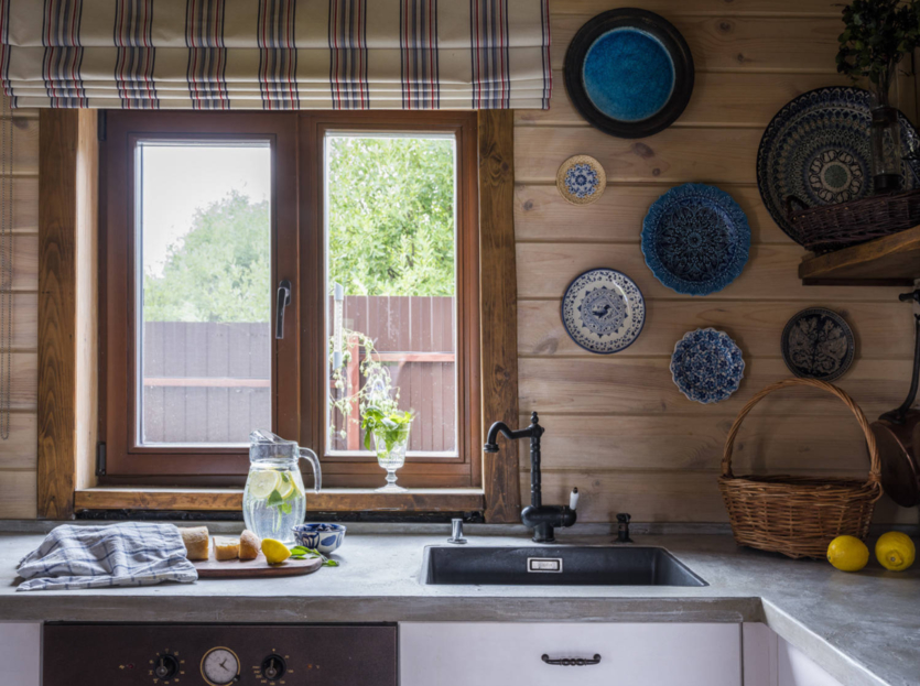 ​Удобна ли кухня с мойкой у окна: фото интерьеров, разбор планировок + советы