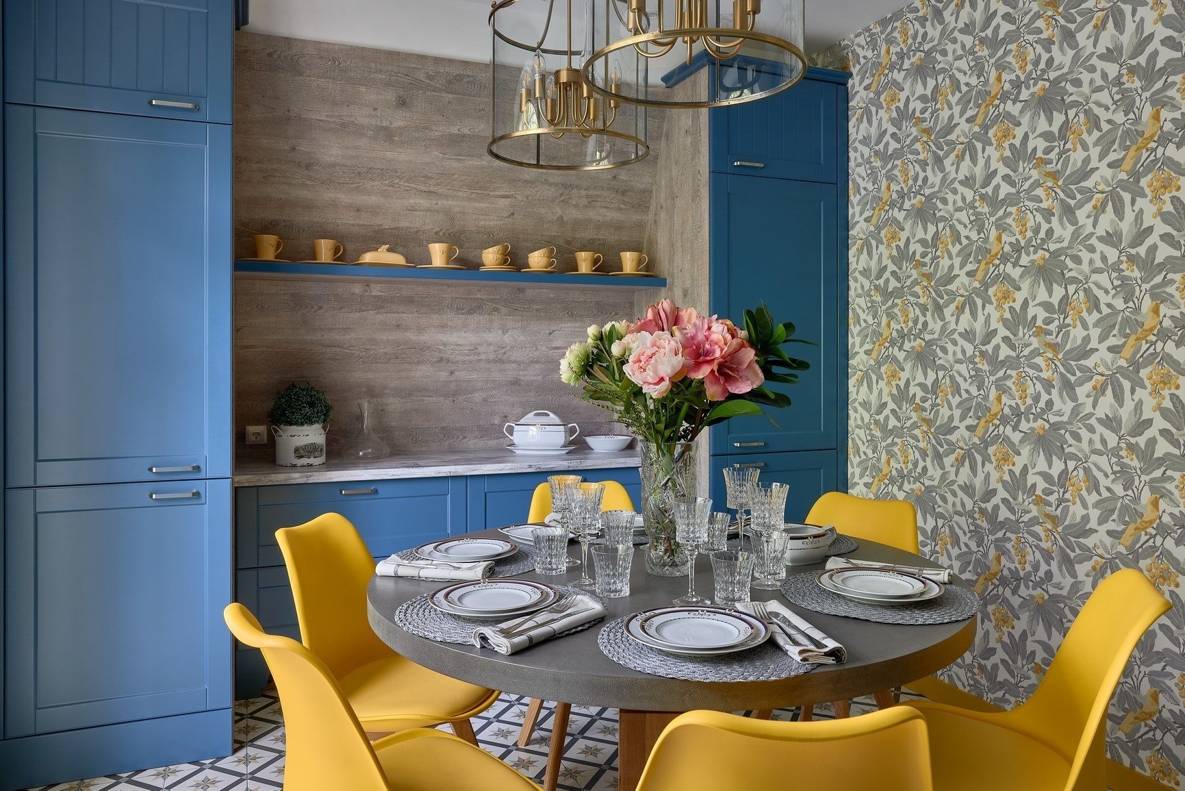 Мода обои кухня. Желто голубая кухня. Кухня в сине желтом цвете. Кухня в желто голубых тонах. Цветовые сочетания в интерьере кухни.