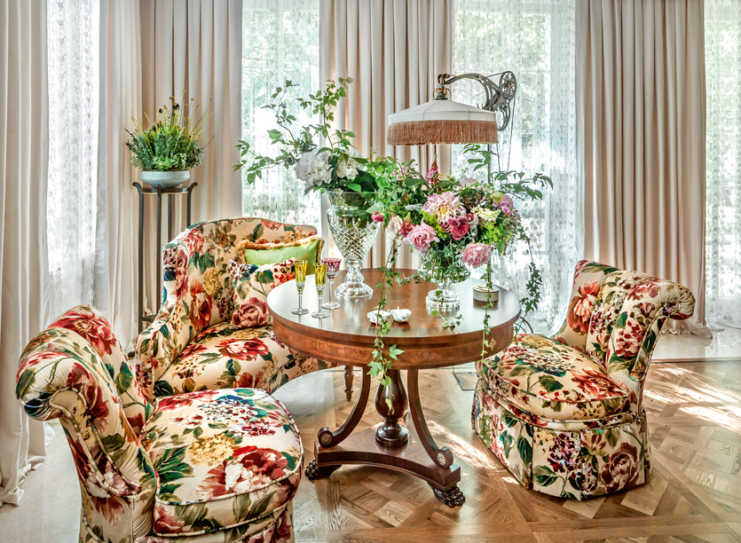 Цветы, бархат, зона для чаепитий: загородный дом во французском стиле