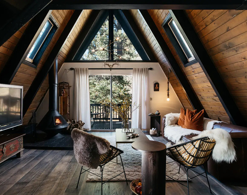 Дизайн зала в деревянном доме