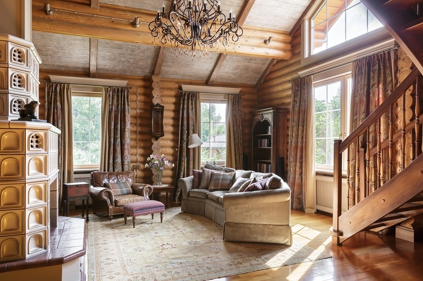 Интерьер дачной гостиной в деревянном доме