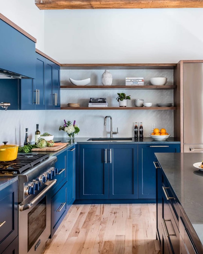 Синяя кухня в интерьере: за и против