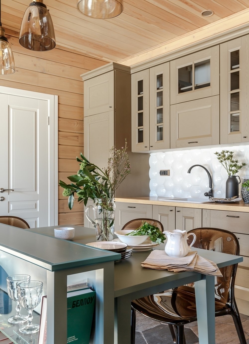 Идеи дизайна кухни в деревянном доме - фото реальных интерьеров и советы