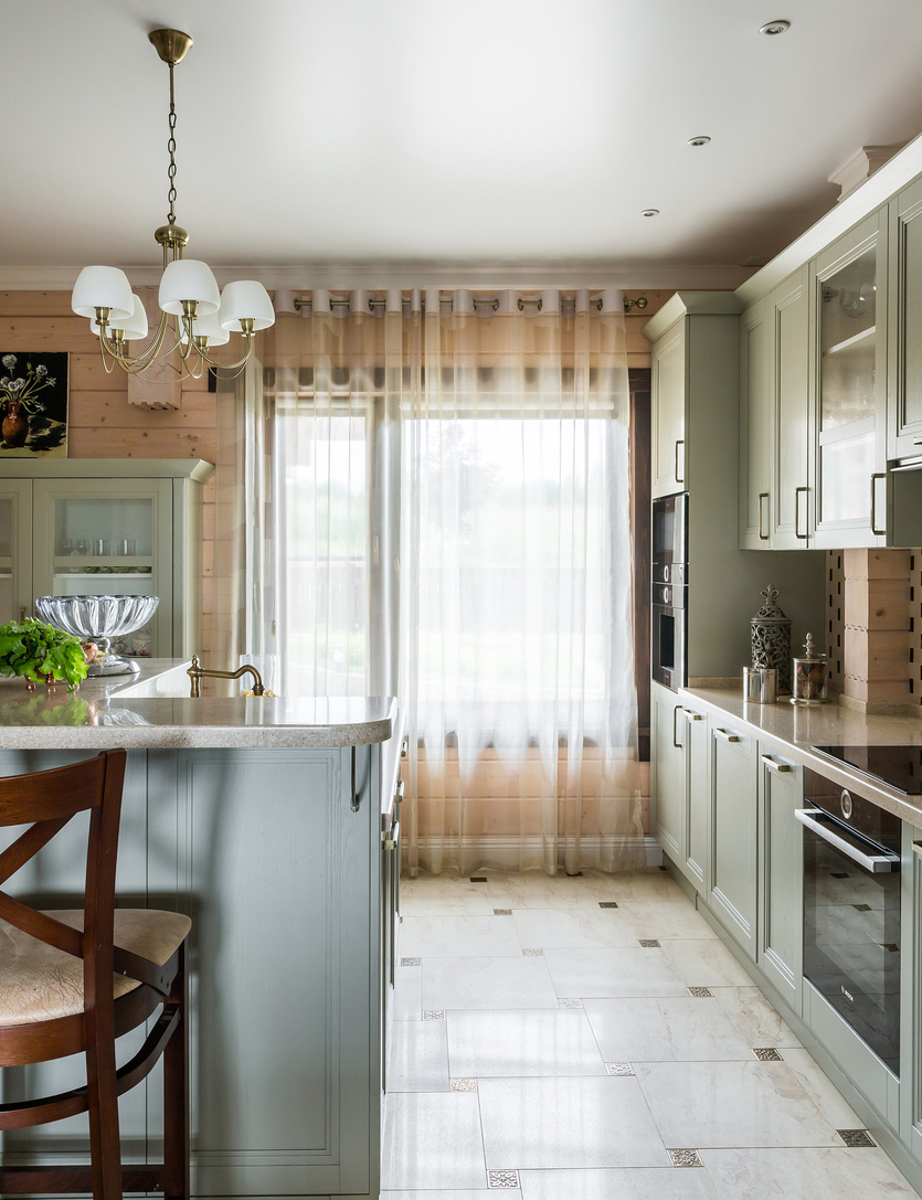 Как создать дизайн кухни в деревянном доме?
