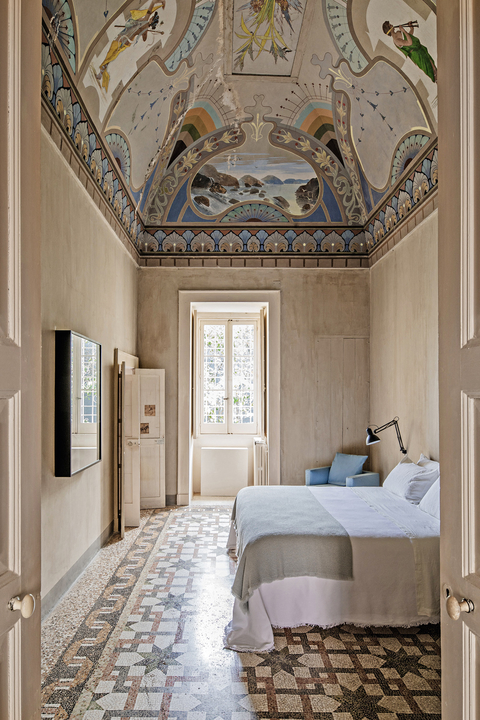 Роскошные росписи, антиквариат и дизайнерская мебель: интерьер палаццо в Апулии