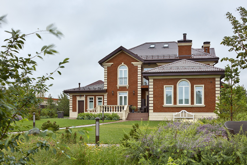 Не летняя дача: как выглядит идеальный загородный дом для семьи