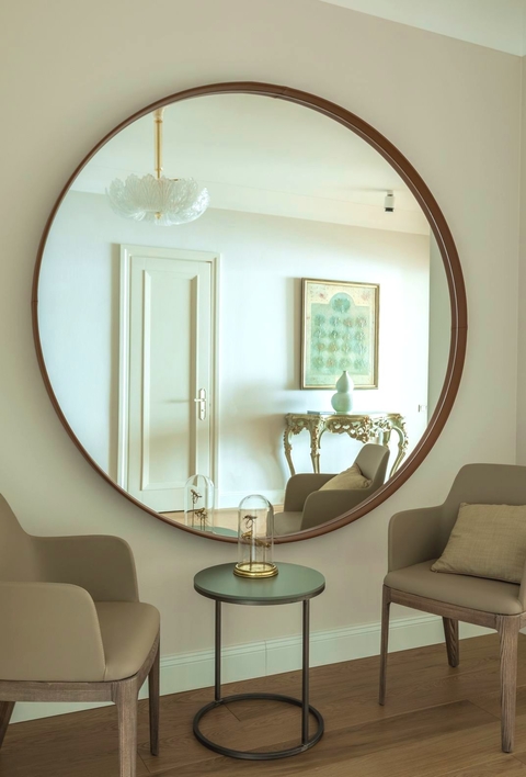 Зеркальное панно в интерьере гостиной над диваном Р-2