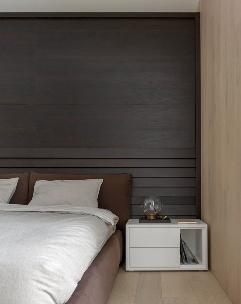 Уют и красота: 10 спален, где применили панели из дерева