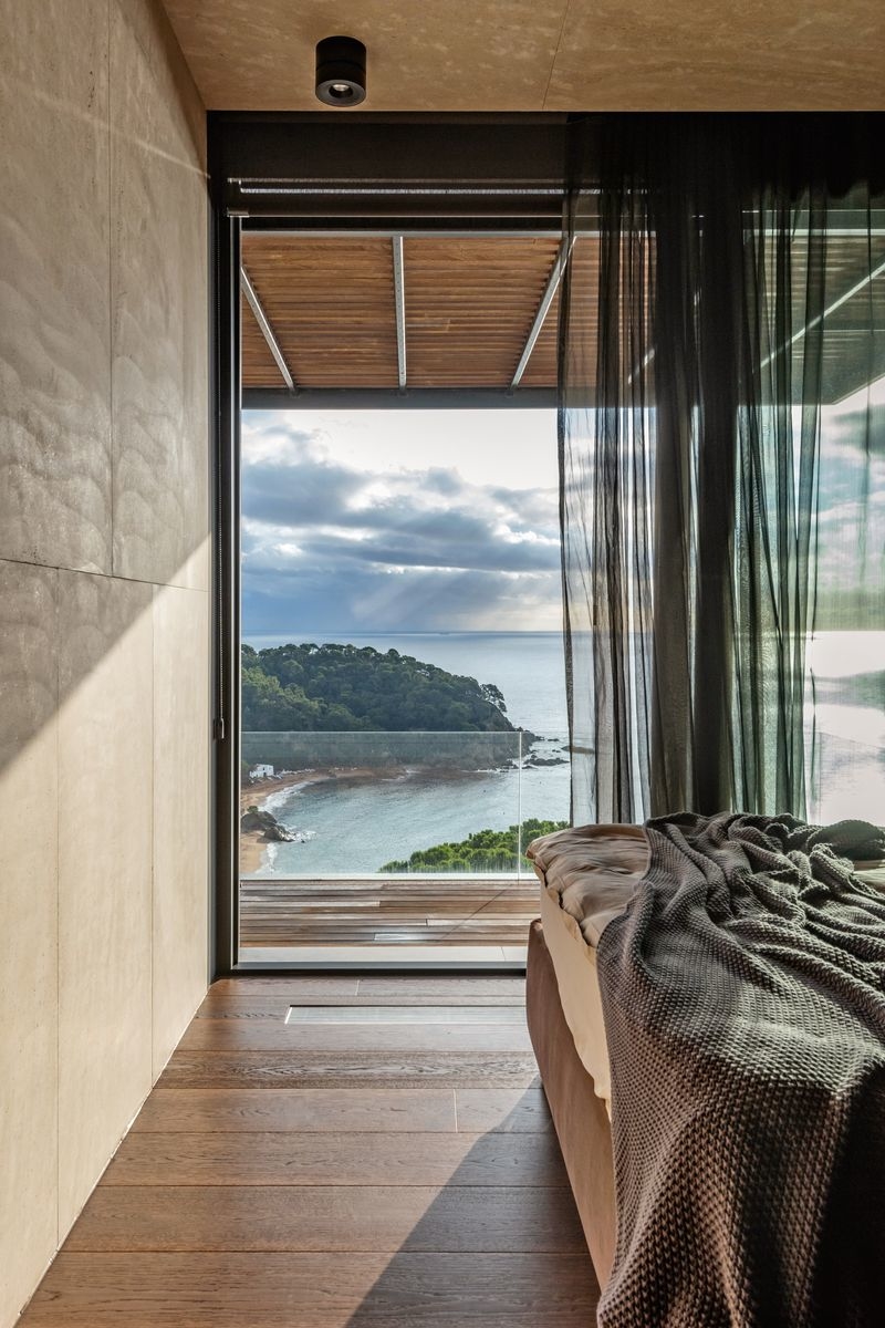 Вид на море и лаконичный дизайн: современный дом в Испании
