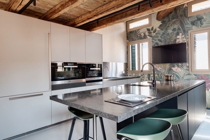 Вековые балки и современный облик: обновленный интерьер квартиры в Италии