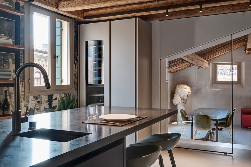 Вековые балки и современный облик: обновленный интерьер квартиры в Италии
