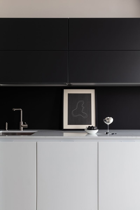 Черно-белый минимализм в интерьере петербургской квартиры