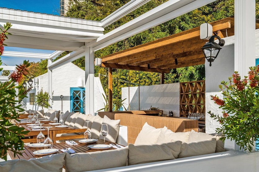Открытая терраса на крыше сочинского ресторана: интерьер в духе Средиземноморья
