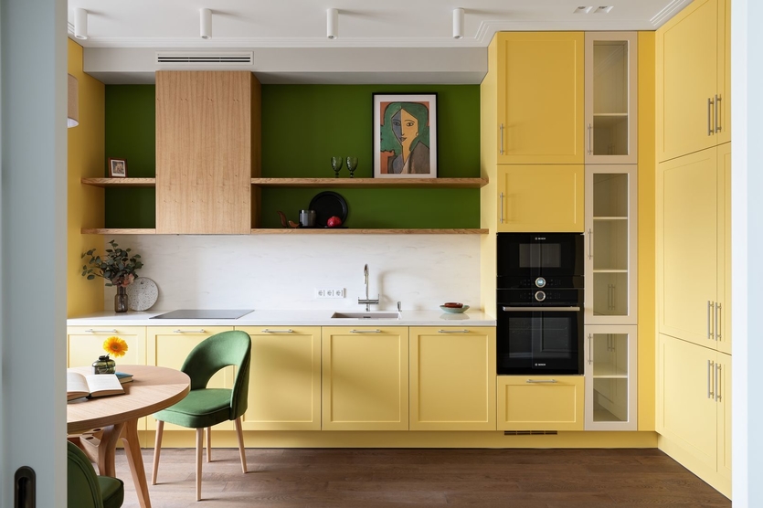 Жёлтая кухня, ручная роспись, атмосфера 60-х: интерьер, который хочется рассматривать