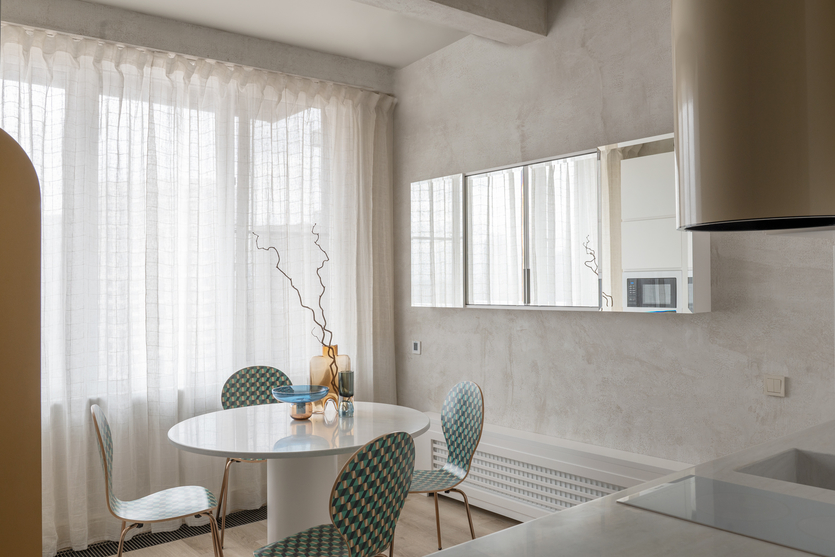 Как оформить необычное пространство с арочными формами и не уйти в 90-е: пример квартиры в Москве